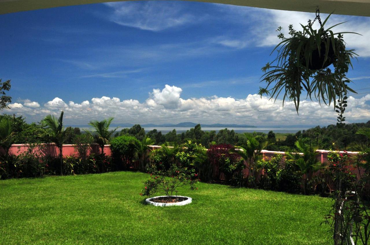 Victoria Lake View Guesthouse & Safaris Entebbe Exterior foto