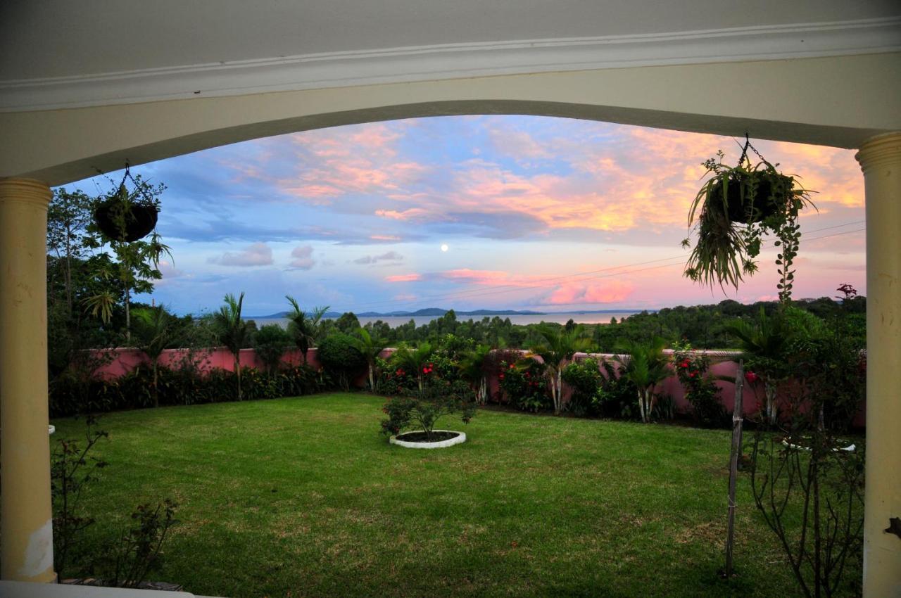 Victoria Lake View Guesthouse & Safaris Entebbe Exterior foto